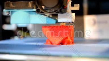 3D打印机打印小物件特写采用分层喷墨打印技术